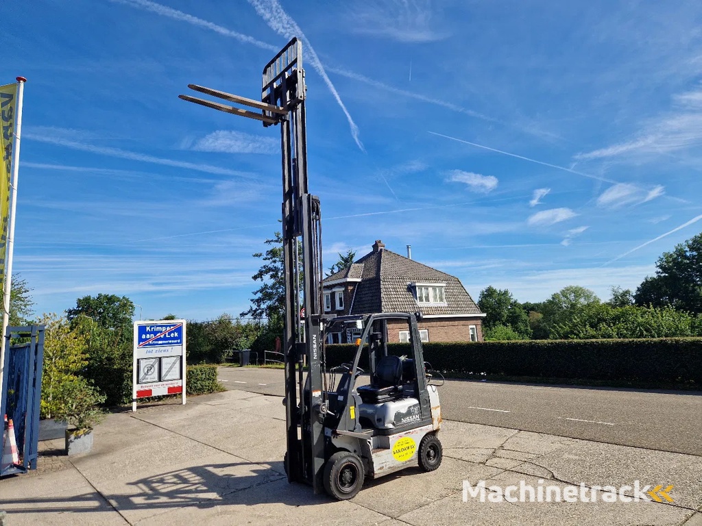 Nissan 1800 kg. LPG met keuring