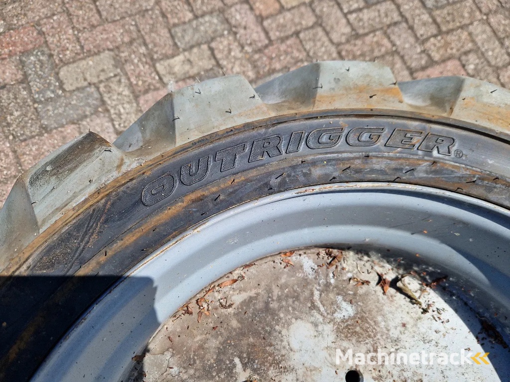 Overige 3x nieuwe OUTRIGGER volgeschuimde hoogwerkerband met velg