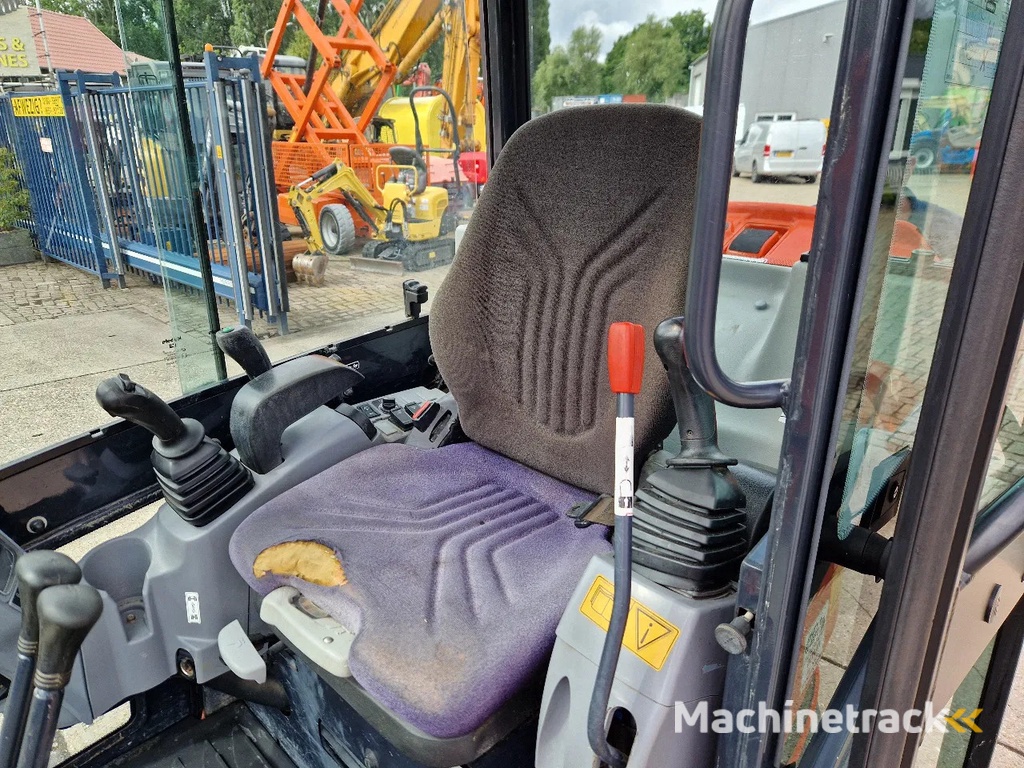 Kubota KX019-4 CW05 met 2 bakken