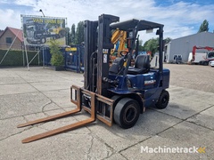caterpillar-dp25k-met-breed-vorkenbord