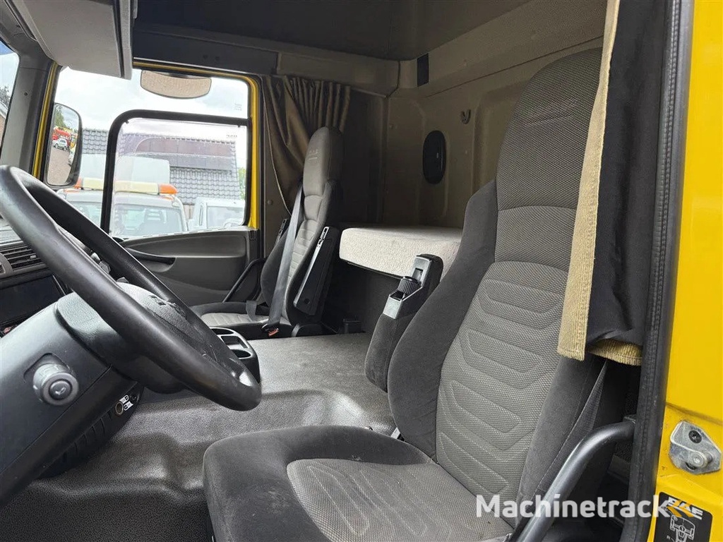 DAF CF 65.300 Towtruck Depannage Lier Brille Sleeper 640x242x104 cm