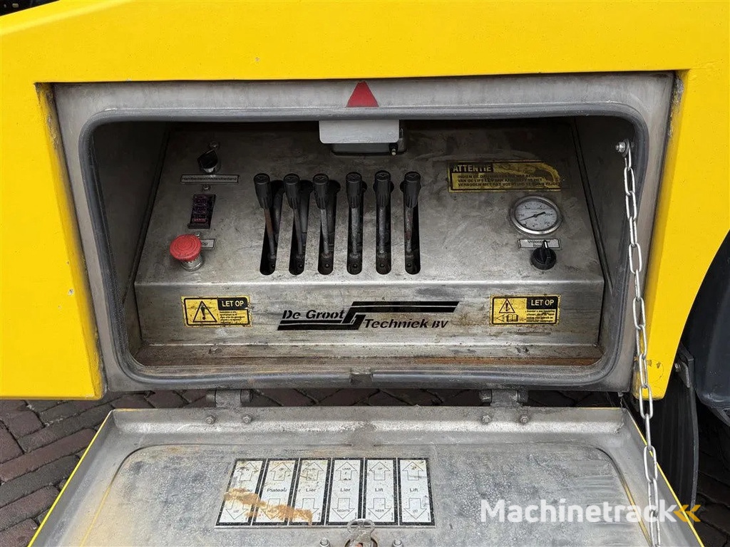 DAF CF 65.300 Towtruck Depannage Lier Brille Sleeper 640x242x104 cm