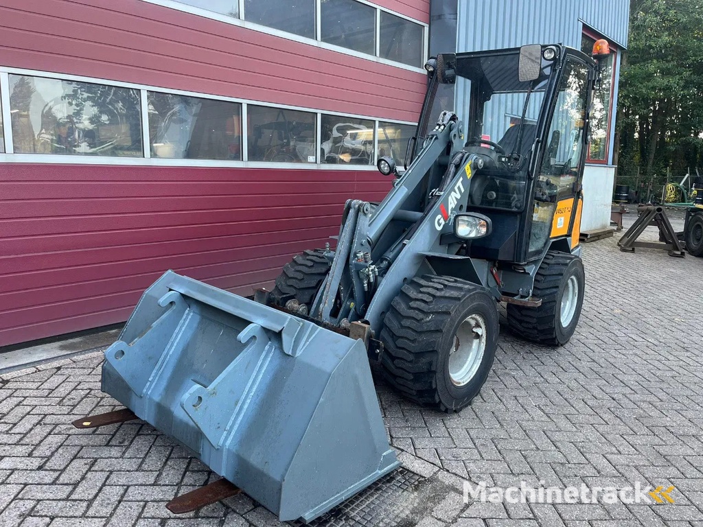 Giant V 452 T HD met kenteken en cabine