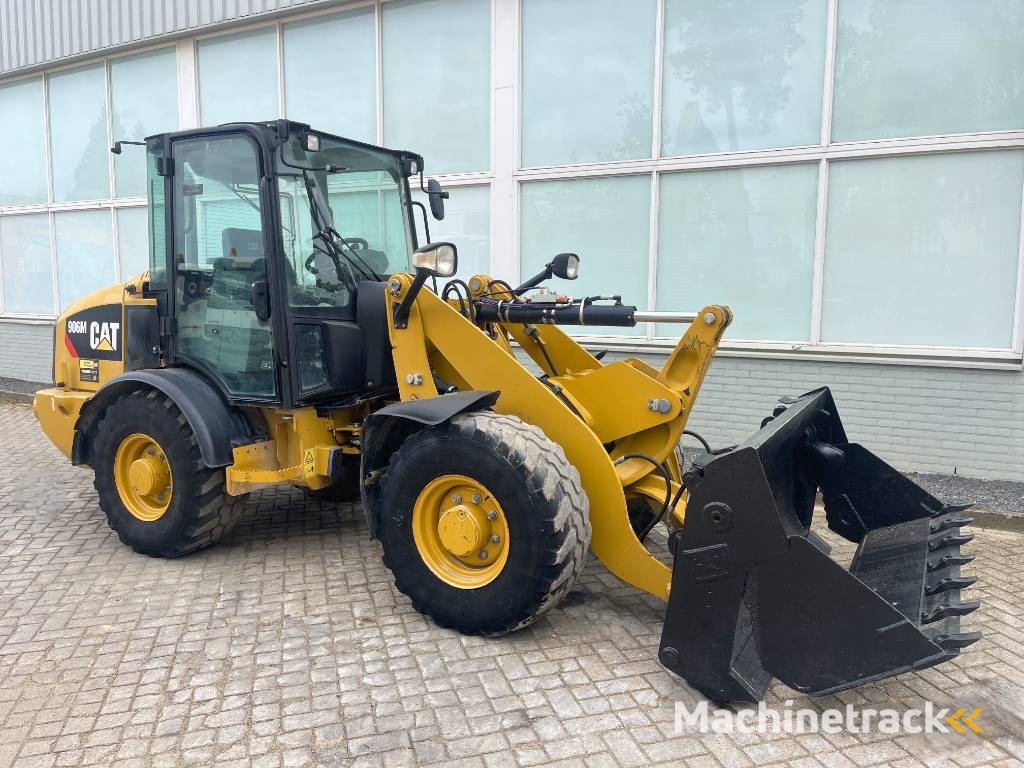 CAT 906 M    2018