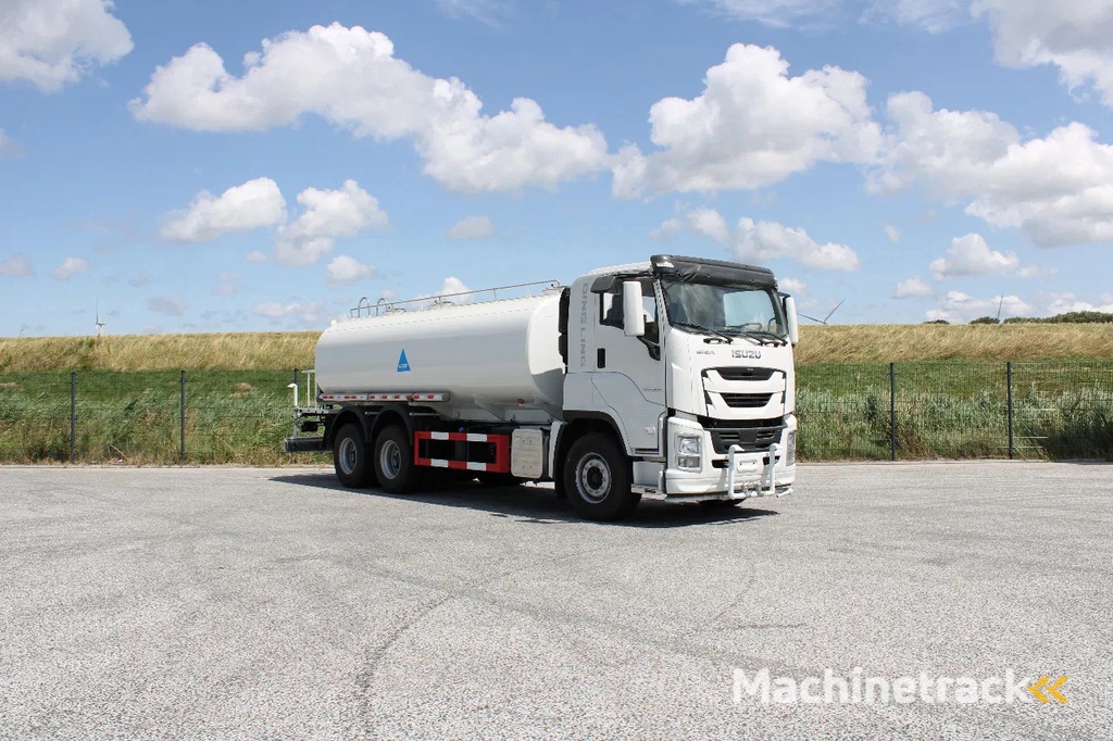 Isuzu GIGA 6x4 water tank truck