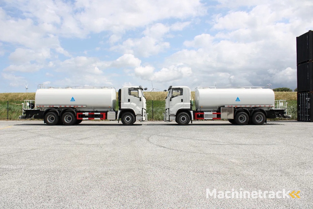 Isuzu GIGA 6x4 water tank truck