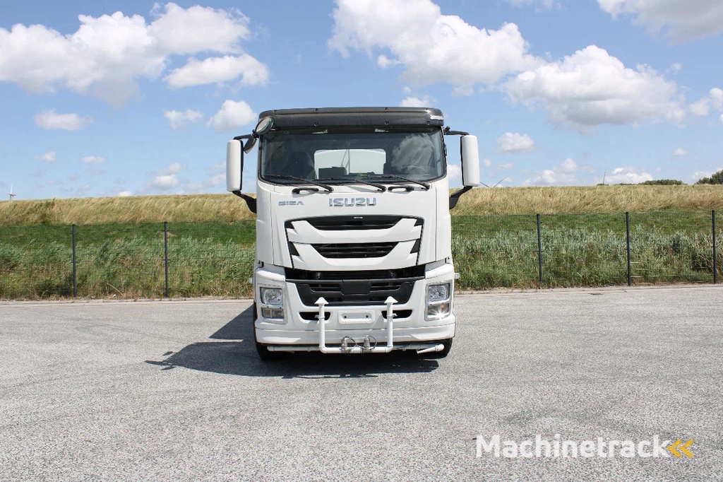 Isuzu GIGA 6x4 water tank truck
