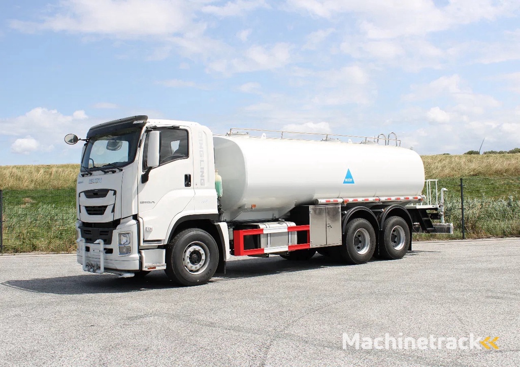 Isuzu GIGA 6x4 water tank truck