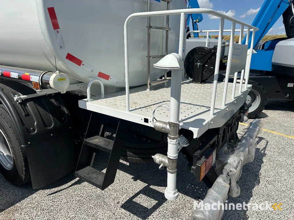 Isuzu GIGA 6x4 water tank truck