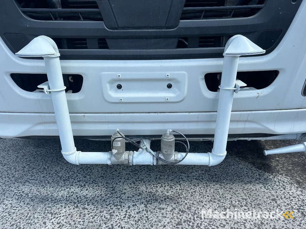 Isuzu GIGA 6x4 water tank truck