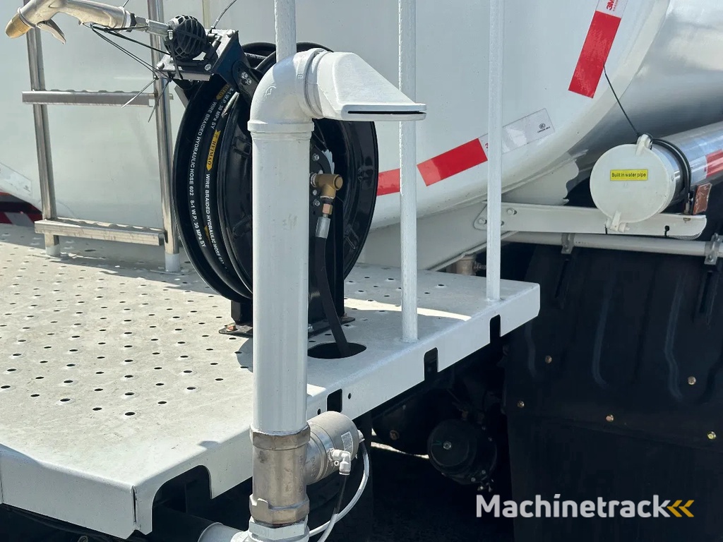 Isuzu GIGA 6x4 water tank truck