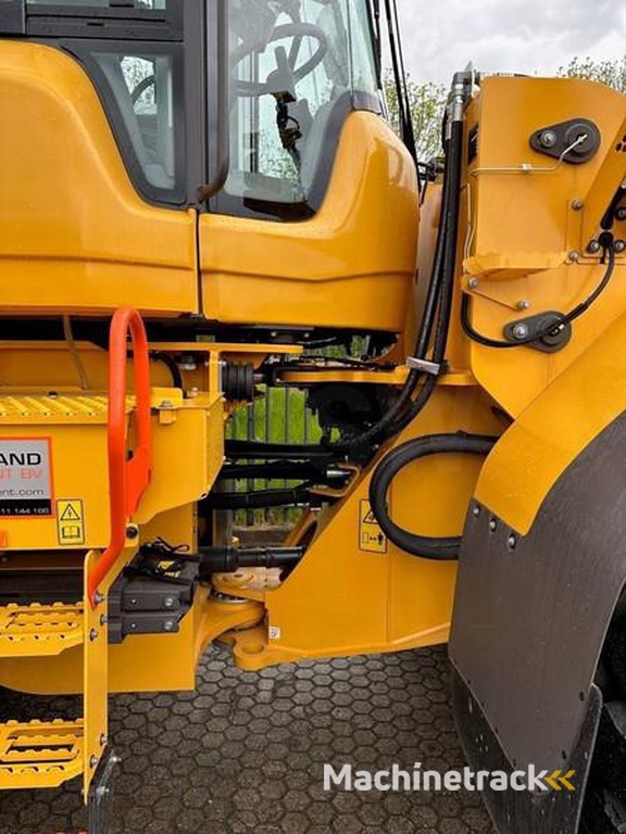 Volvo L110H-new-unused-BSS-CDS-3rd-and-4-th-valve-QC