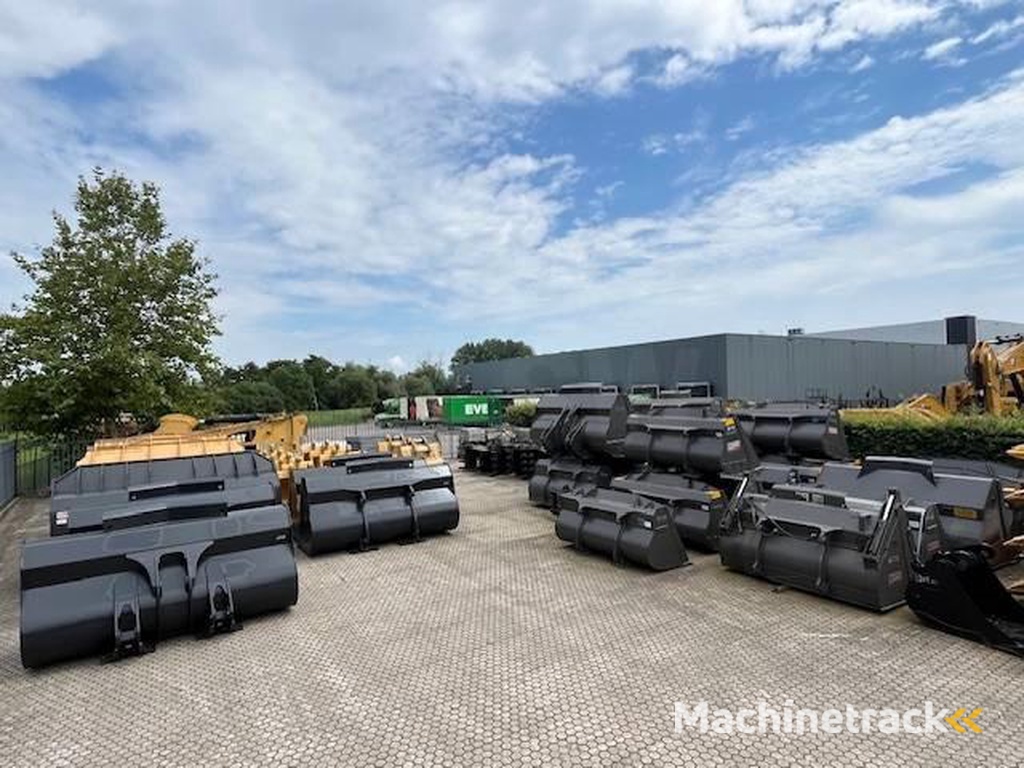 Volvo buckets-GP-new-unused-bolted-on-and-with-QC