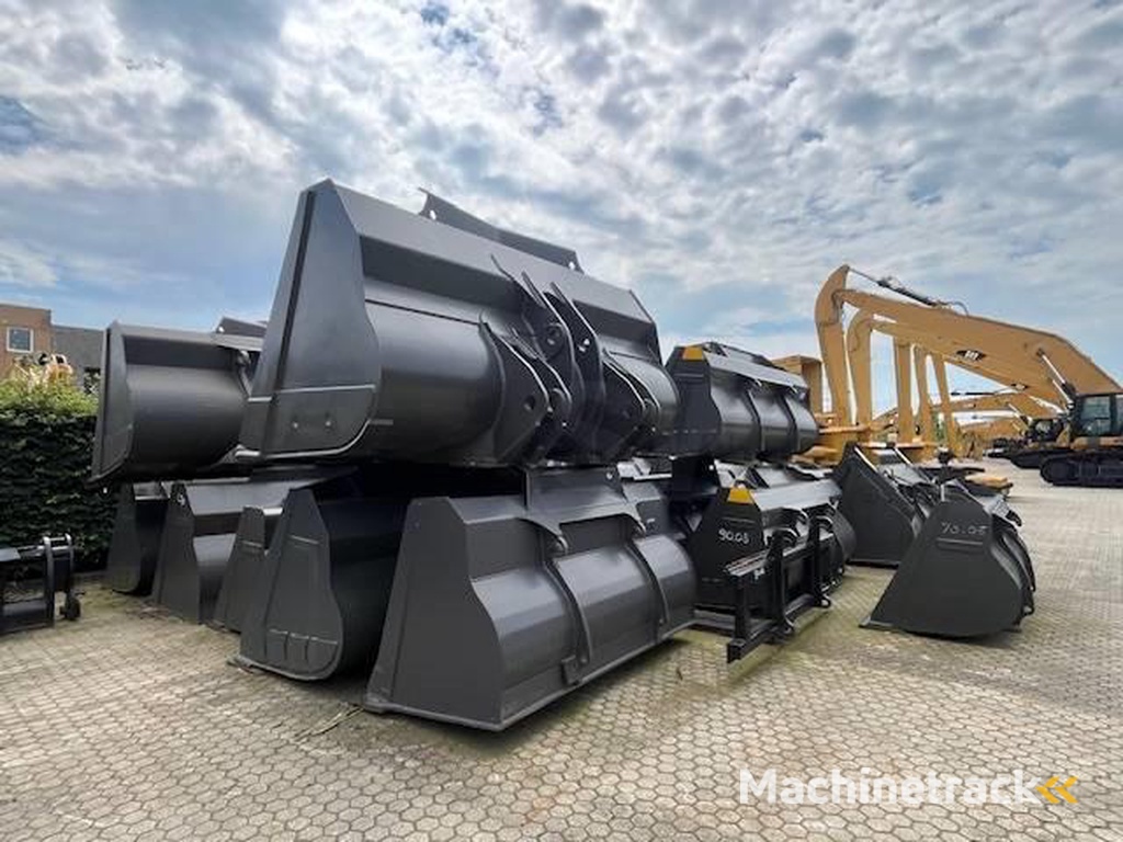 Volvo buckets-GP-new-unused-bolted-on-and-with-QC