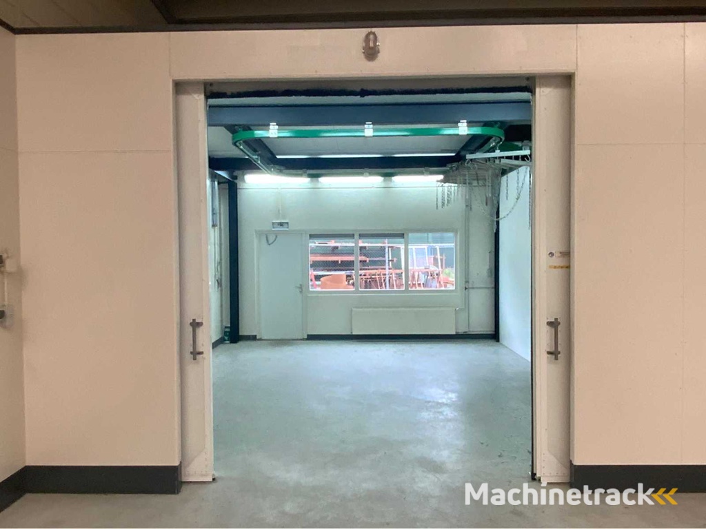 2004 Soloan Prefab Spritzkabine mit Trockenraum und Schruppraum