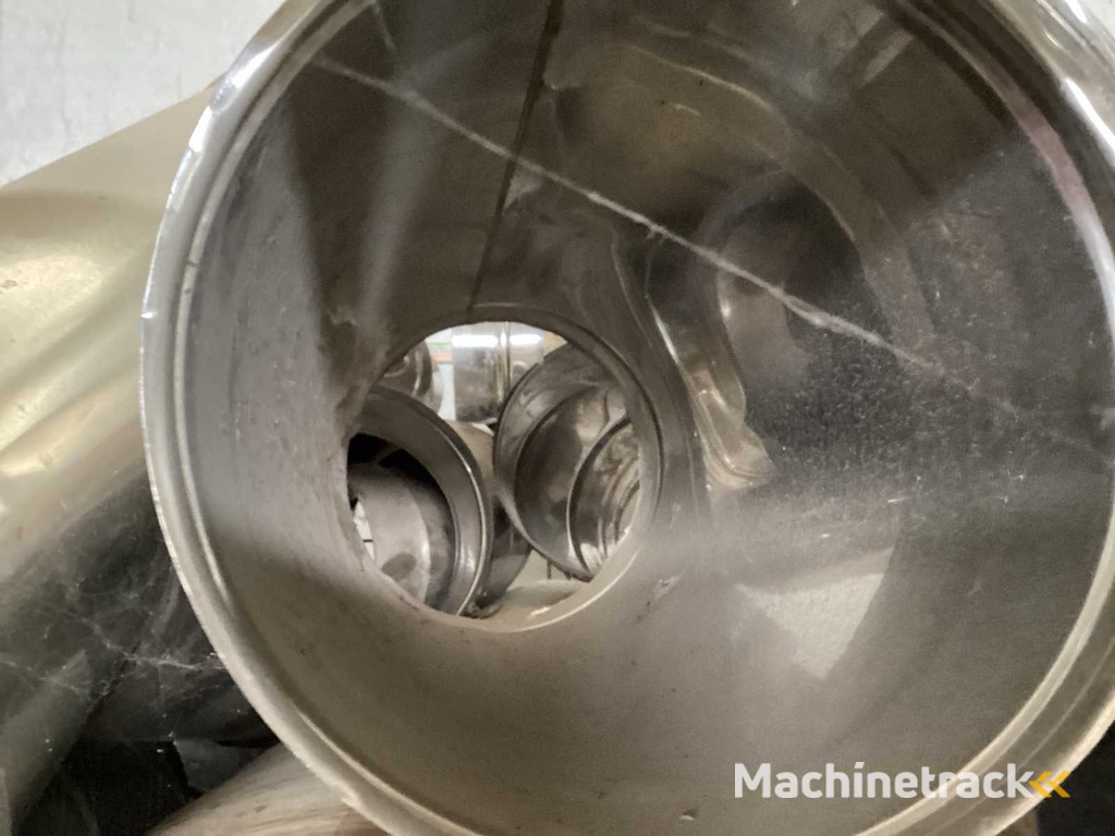 Edelstahlbeschläge im Metallkorb