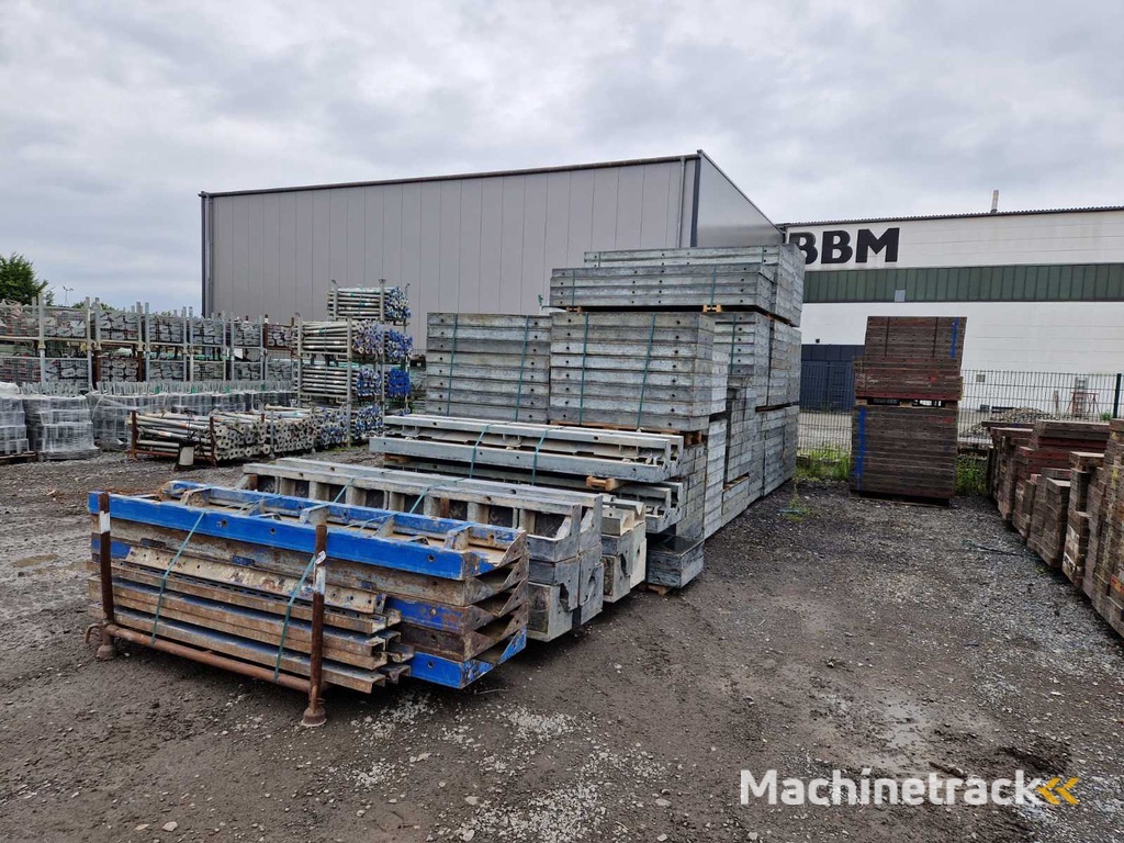 Doka Framax Schalung – Komplettsystem 374,75 m² – inkl. Ecken, Konsolen, Streben & Zubehör – geprüft & einsatzbereit – 25,5 t Gesamtgewicht