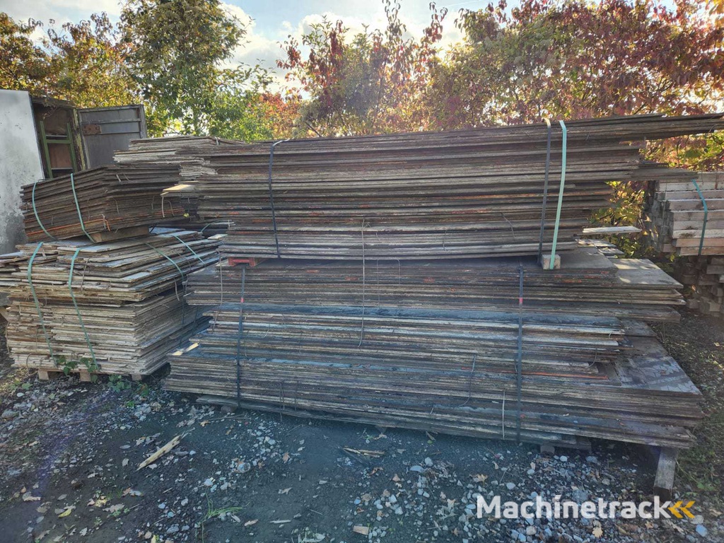 Large batch of wooden formlining