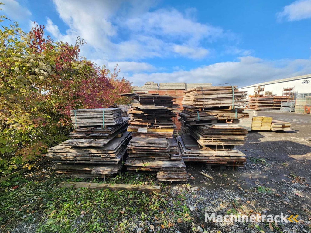 Large batch of wooden formlining