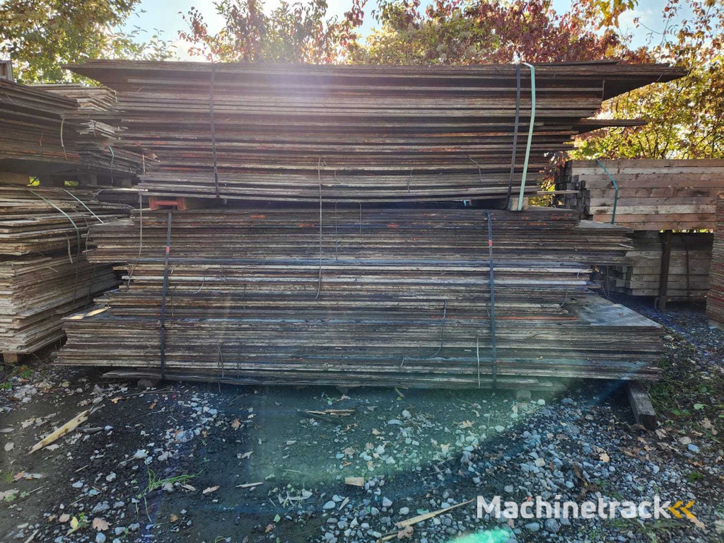 Large batch of wooden formlining