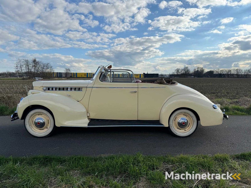 1939 Packard Cabrio - Classic Car