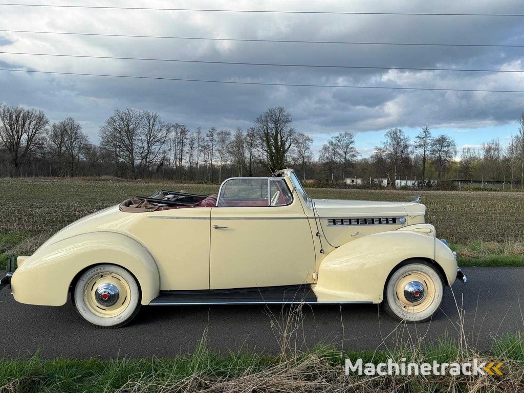 1939 Packard Cabrio - Classic Car
