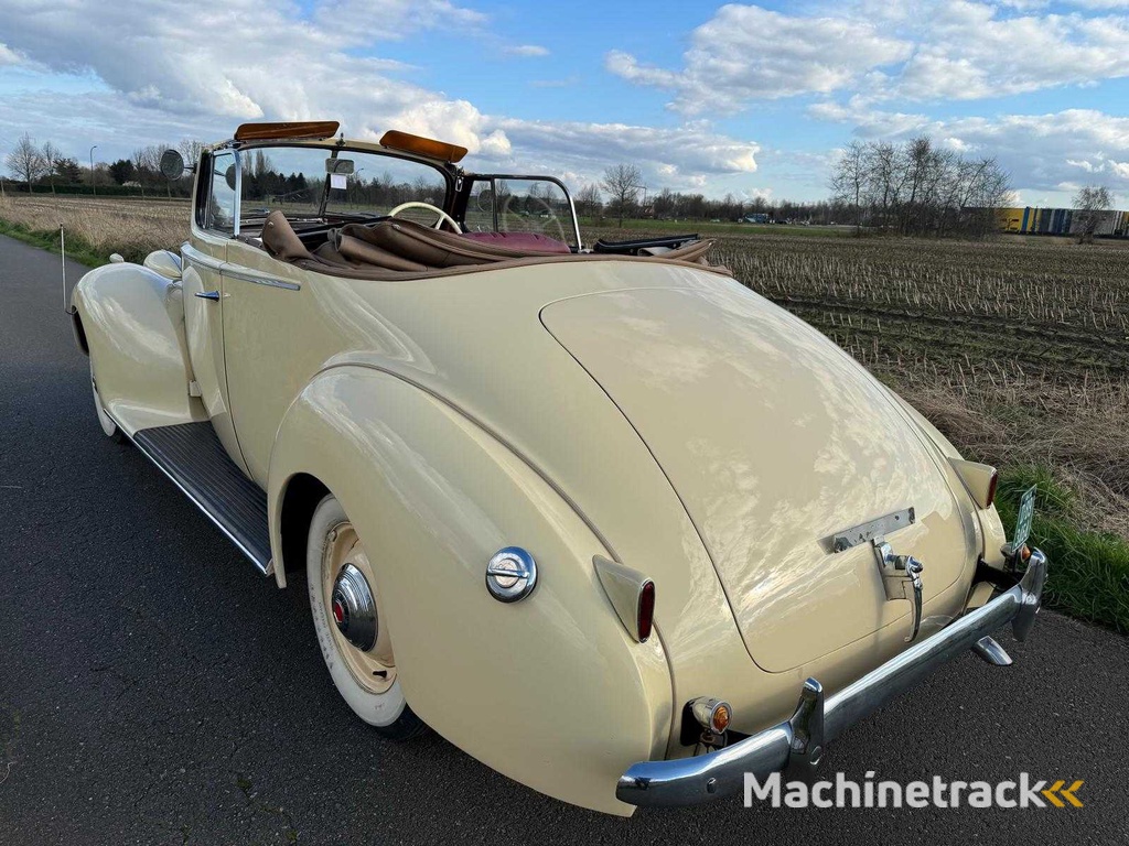 1939 Packard Cabrio - Classic Car