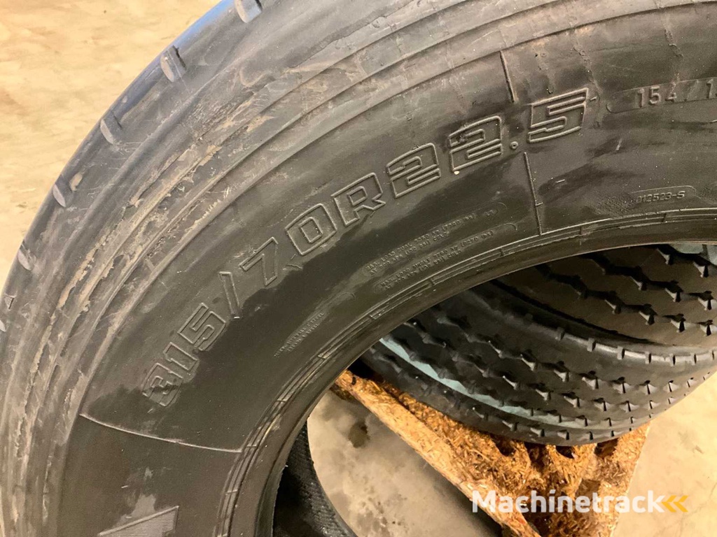 4x 315/70 R22.5 Retread Vrachtwagenband
