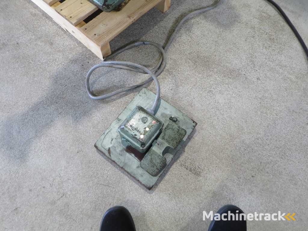 ALBERT STAHL SM 120 Kralen- en flensmachine