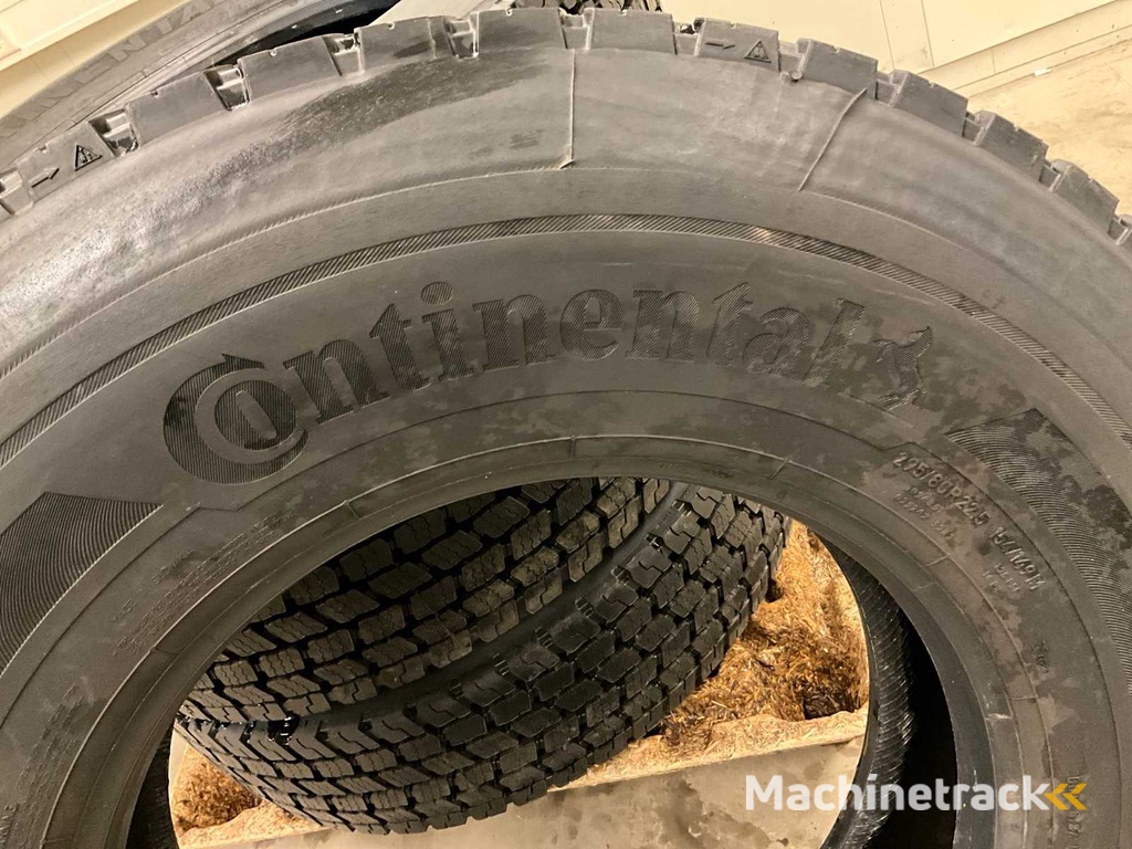 4x 295/80 R22.5 Retread Truck Tire