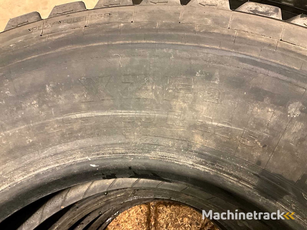 4x 295/80 R22.5 Michelin Retread Truck Tire