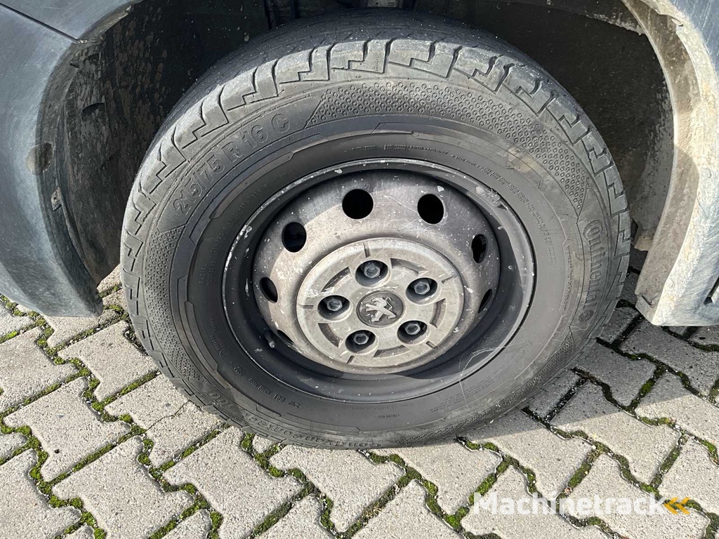 2023 Peugeot Boxer laadbak - 40000km - 7 pers. - trekhaak