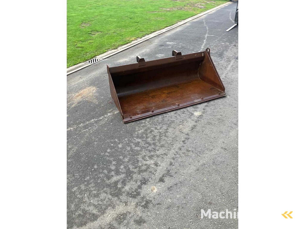 Ground bucket with quick coupler