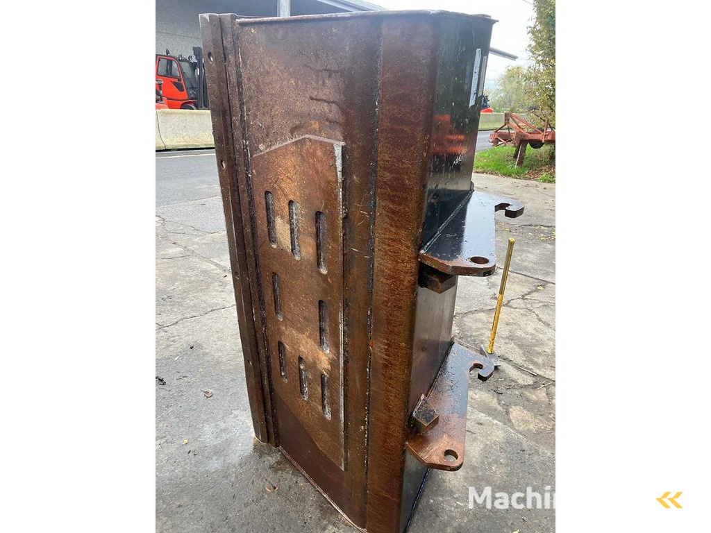 Ground bucket with quick coupler