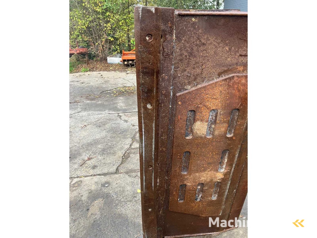 Ground bucket with quick coupler