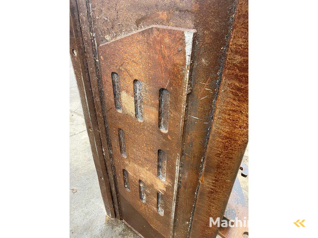 Ground bucket with quick coupler