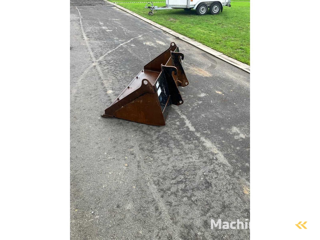 Ground bucket with quick coupler