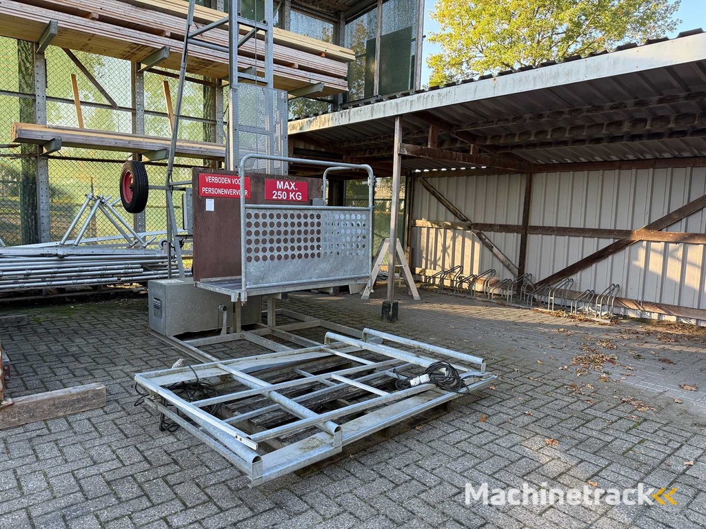 BK Construction Machinery - BK 250 K - Construction Elevator - 1993