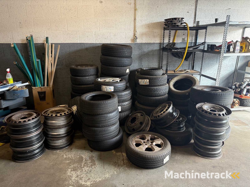 Charge von Felgen und Autoreifen