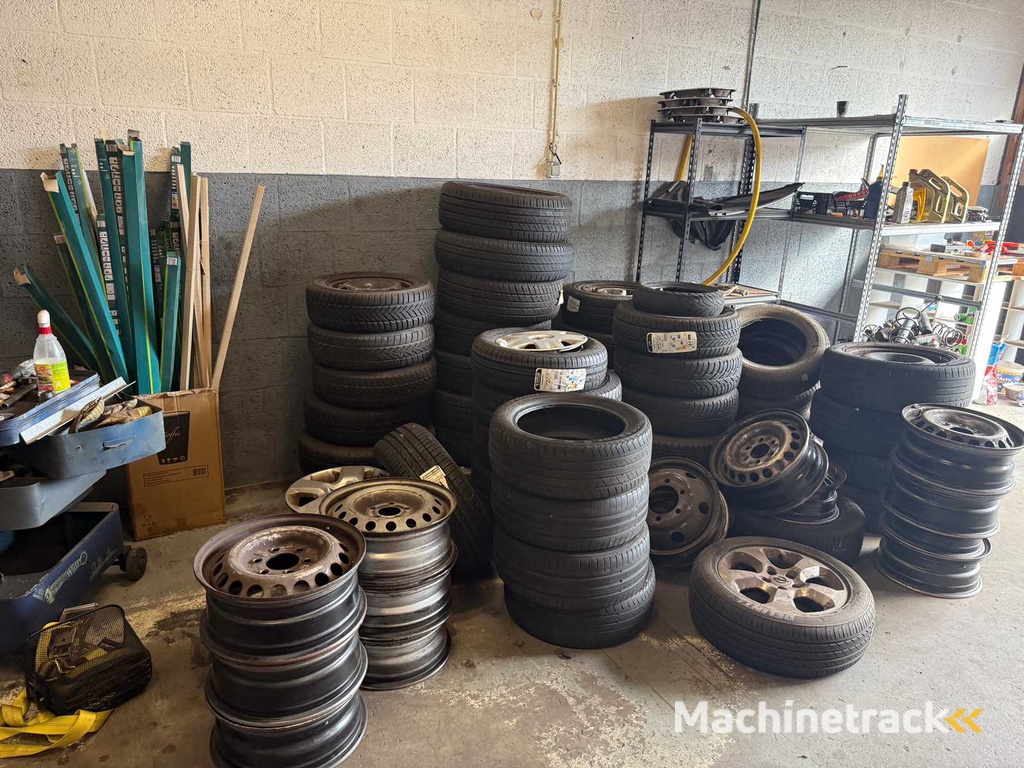 Charge von Felgen und Autoreifen