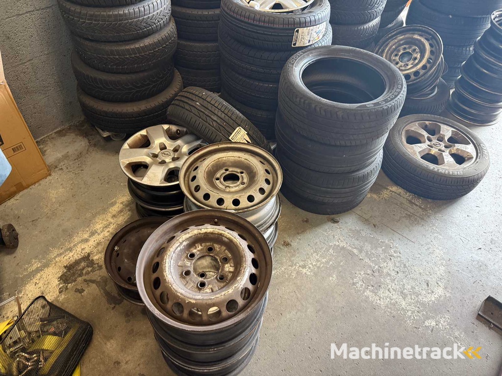 Charge von Felgen und Autoreifen