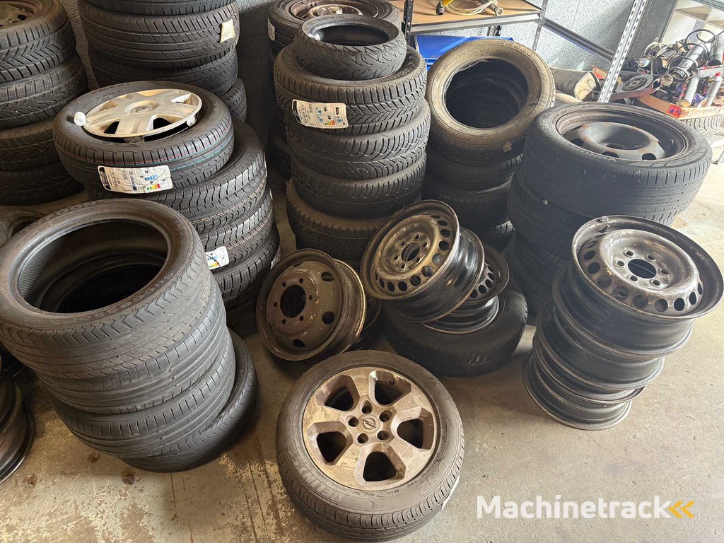 Charge von Felgen und Autoreifen