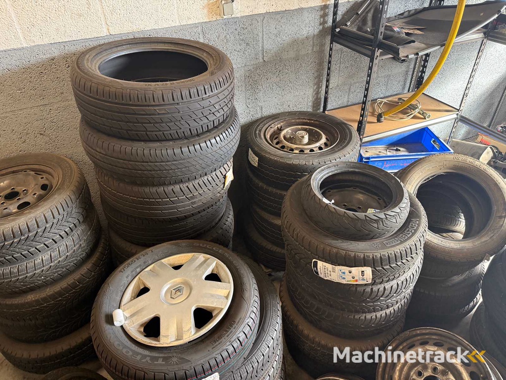 Charge von Felgen und Autoreifen