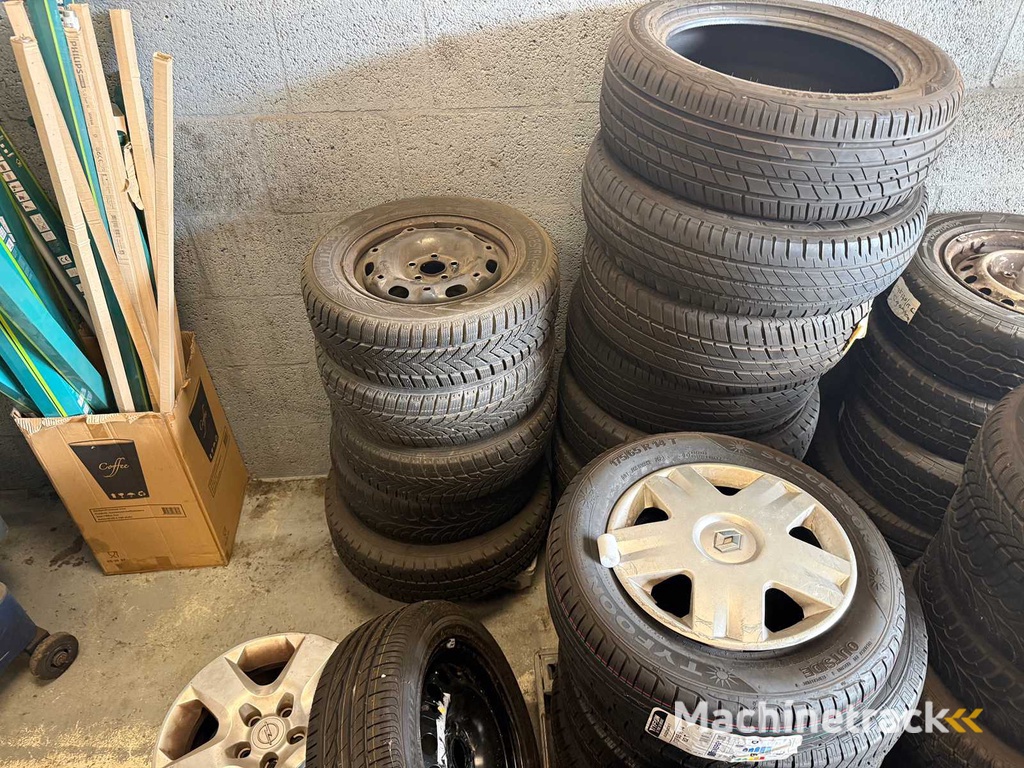 Charge von Felgen und Autoreifen