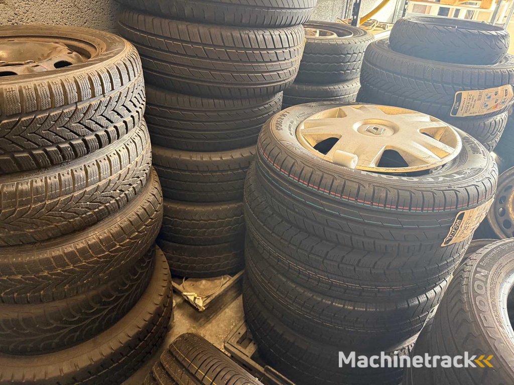 Charge von Felgen und Autoreifen