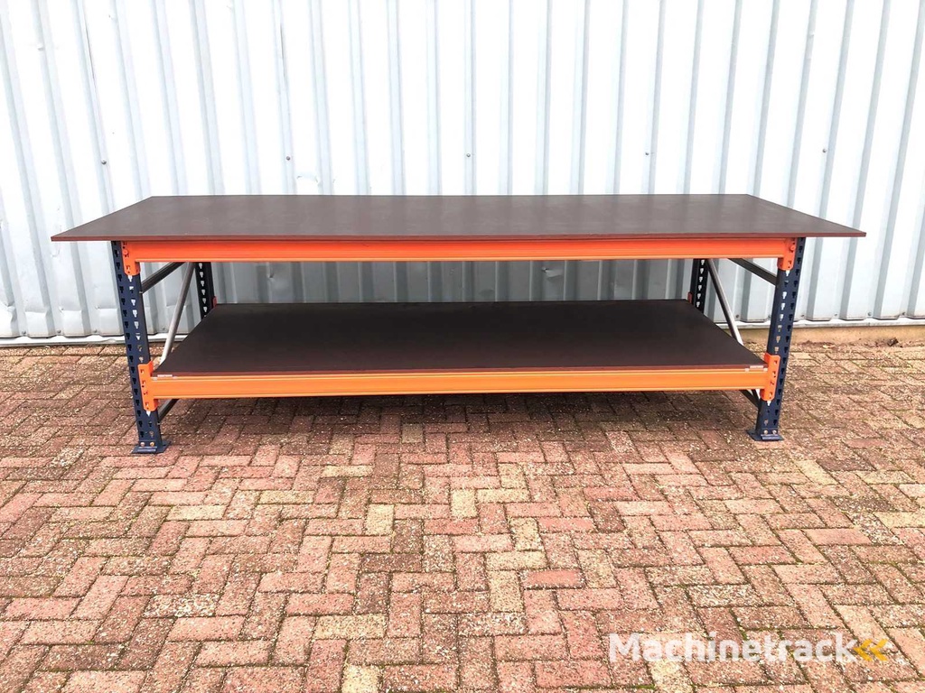 Große, schwere Werkbank mit glatten Betonsperrholzplatten.