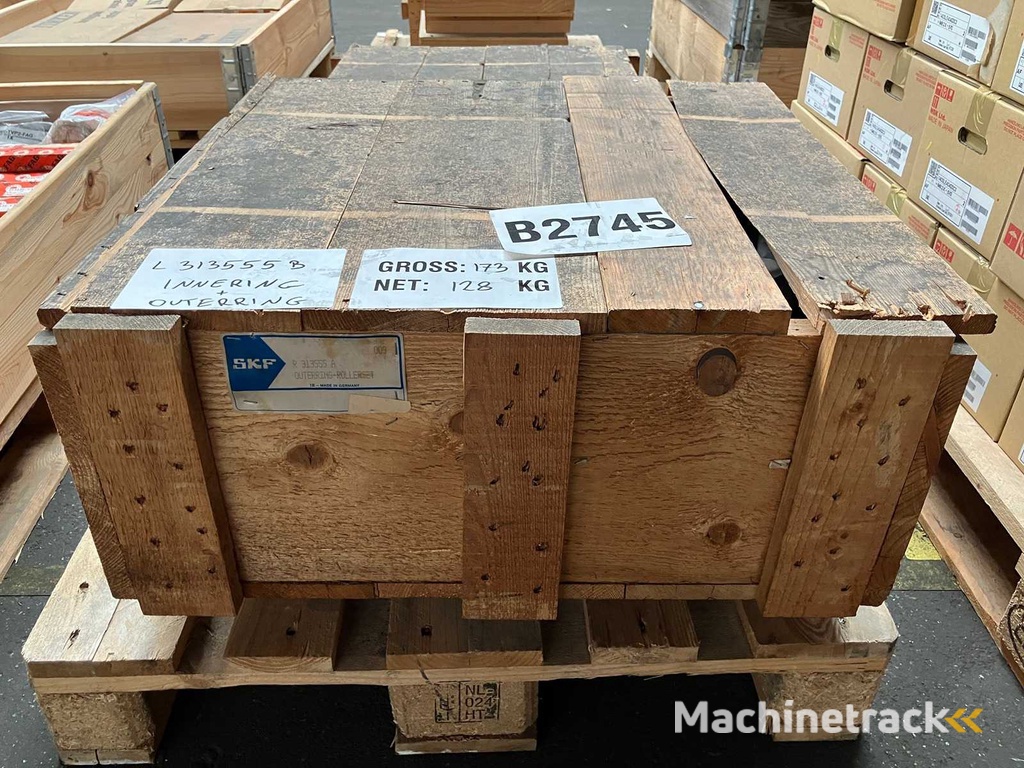 128 kg net large bearing from SKF