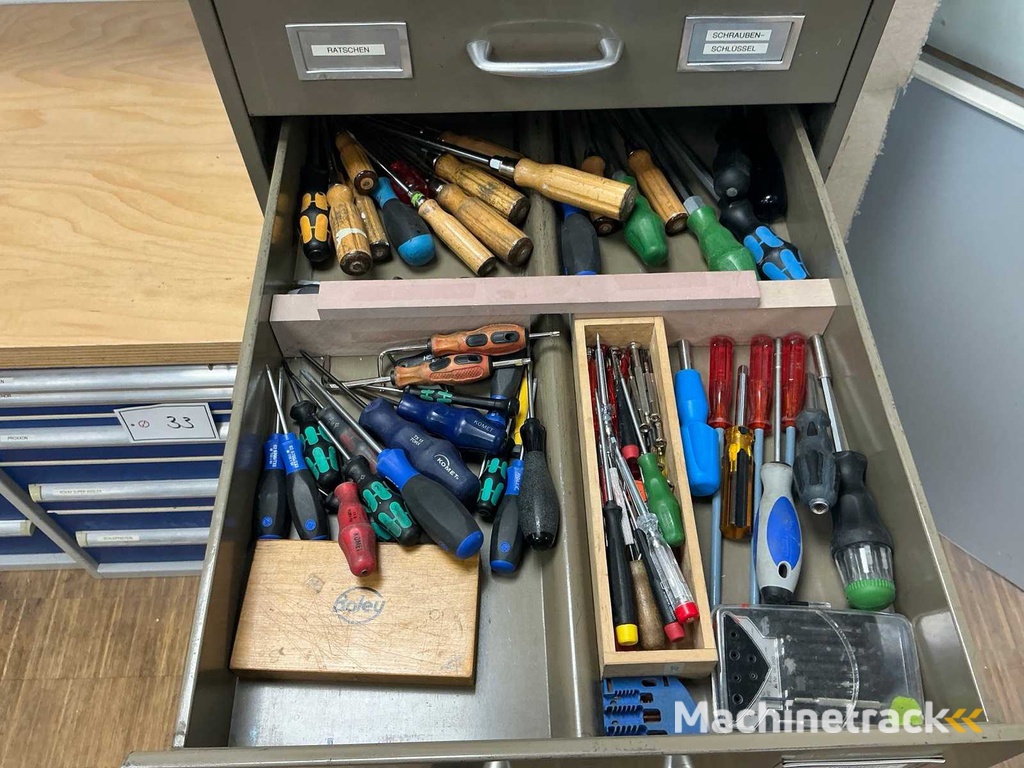 Kleine onderdelen - opbergkast met inhoud