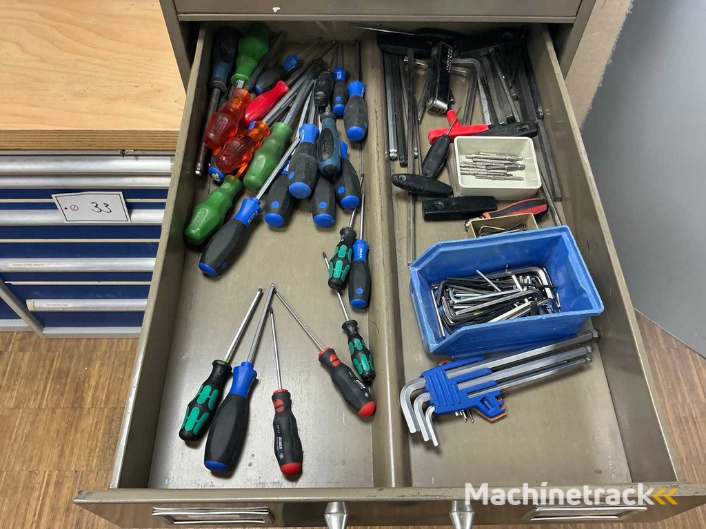 Kleine onderdelen - opbergkast met inhoud