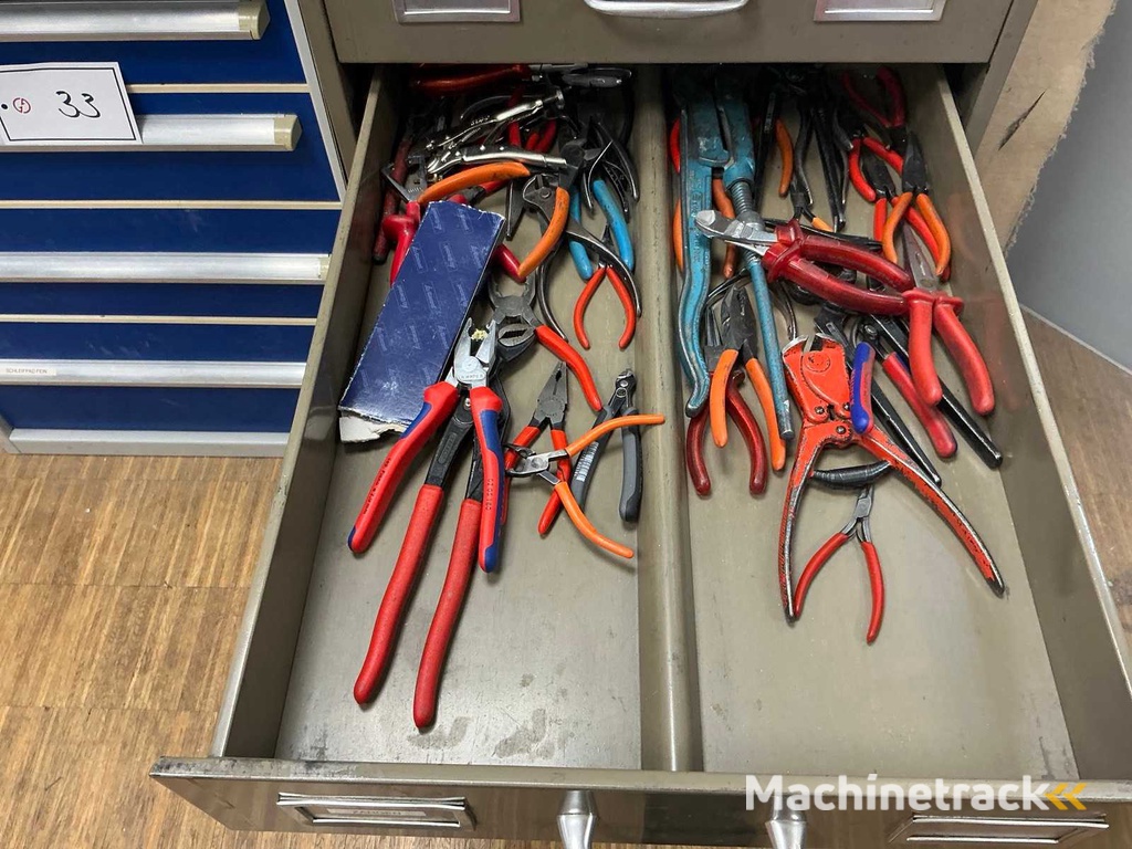 Kleine onderdelen - opbergkast met inhoud